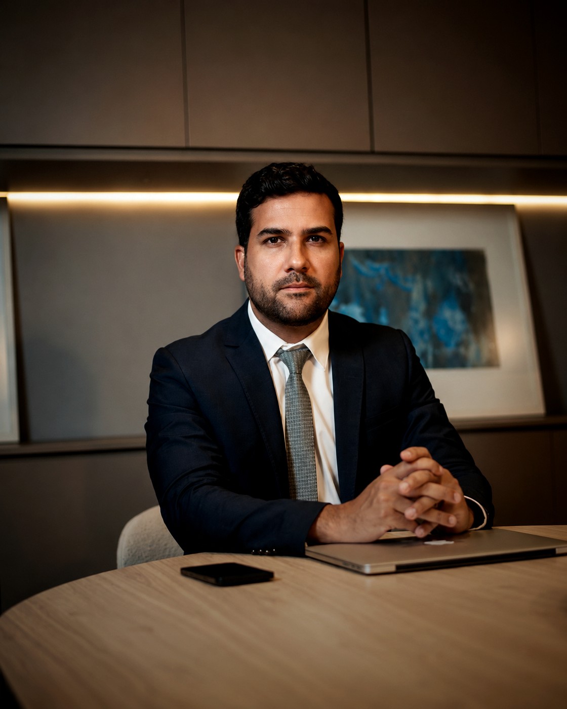 Renan Barreto, advogado especializado em direito do passageiro aéreo, sentado à mesa de reuniões do escritório.
